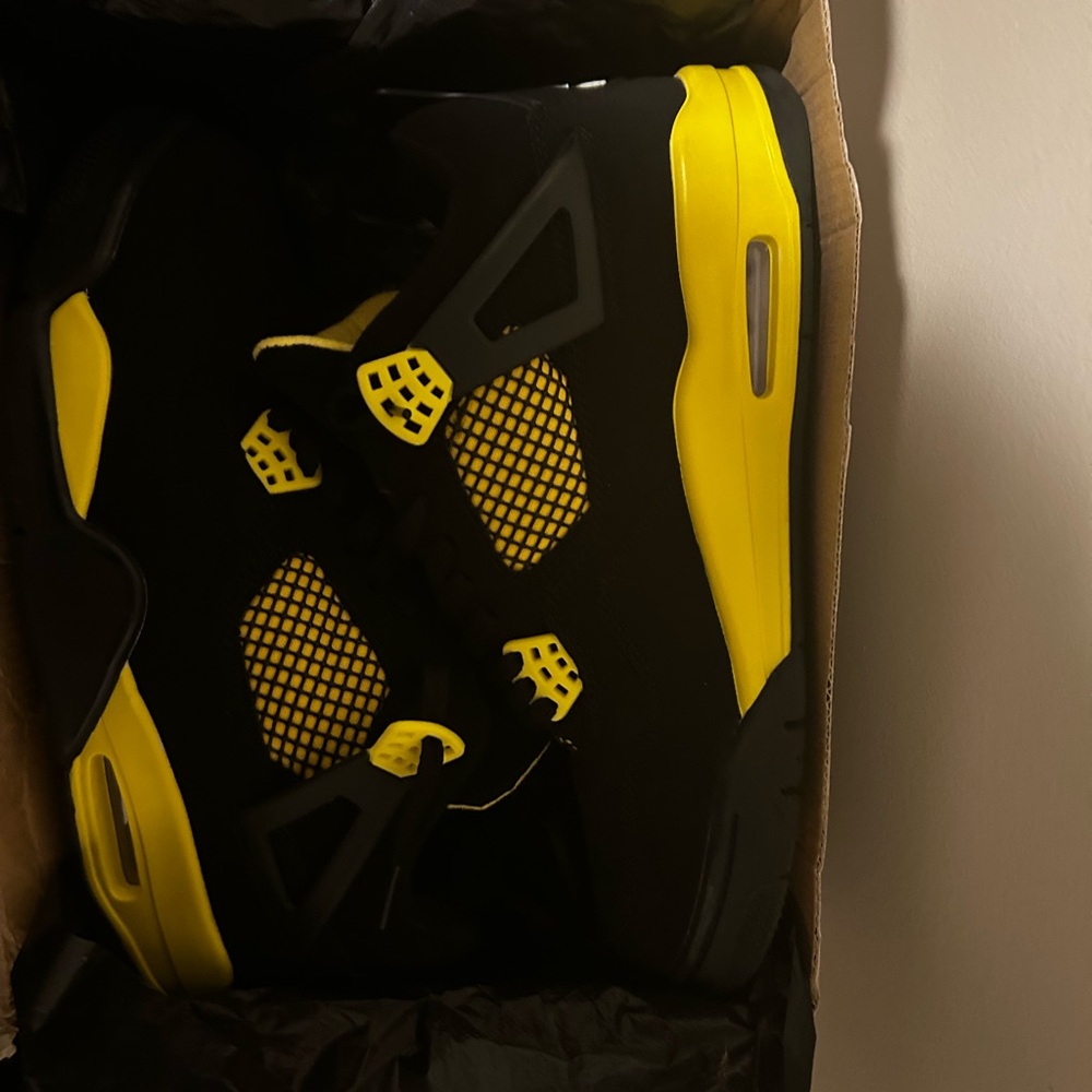 Jordan Mens Black and Yellow Retro Sneakers